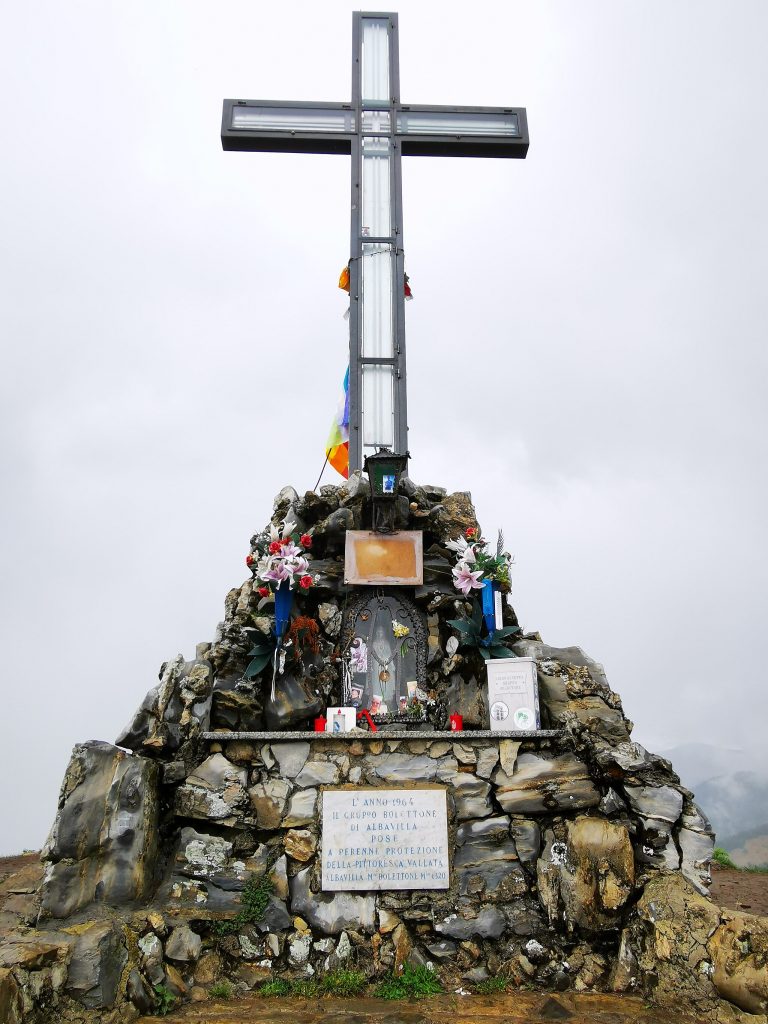 Croce di vetta del Monte Bollettone. Foto @ Kaitu, Wikimedia Commons