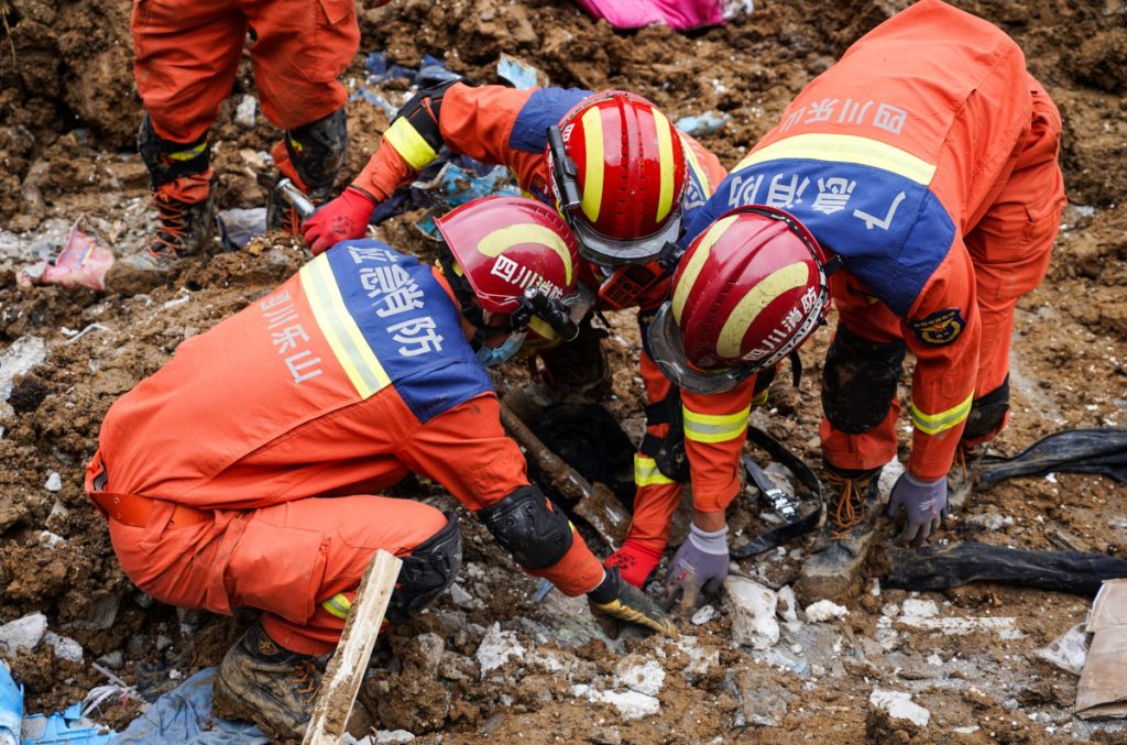 Leshan, 4 giugno 2023. Soccorritori al lavoro a Yongsheng vicino a Leshan