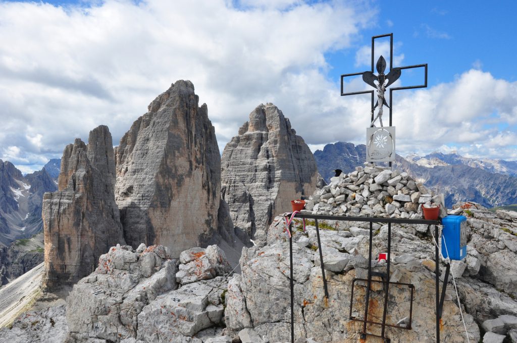 Dolomiti, la croce di vetta del Paterno e le Tre Cime. Foto di Stefano Ardito