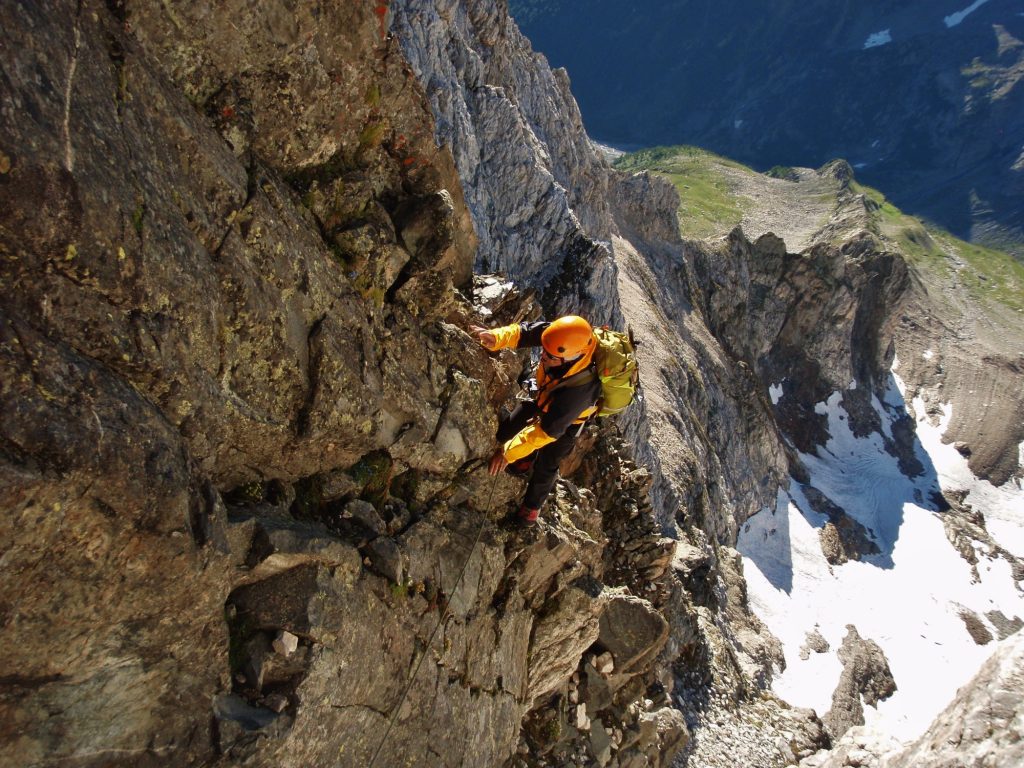 Dopo i marmi si scala su scisti scuri, traversata Vazzeda Cima di Rosso