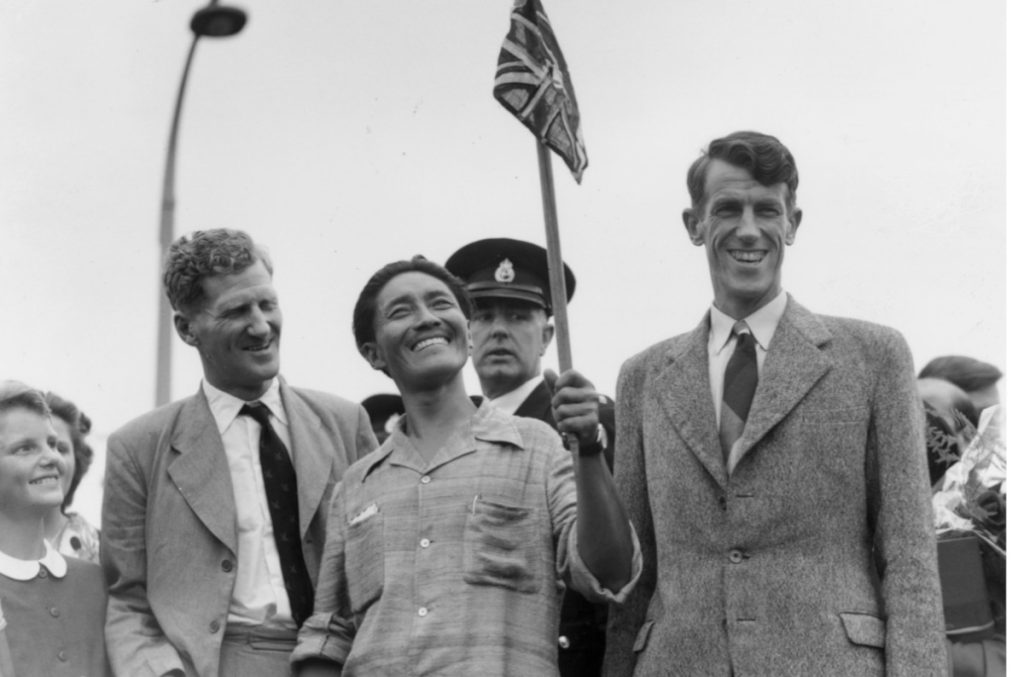 3 luglio 1953: da sinistra a destra, il colonnello John Hunt, Tenzing Norgay (Sherpa Tenzing) e Edmund Hillary fanno ritorno in Gran Bretagna dopo la conquista dell'Everest. Foto di George W. Hales/Fox Photos/Getty Images