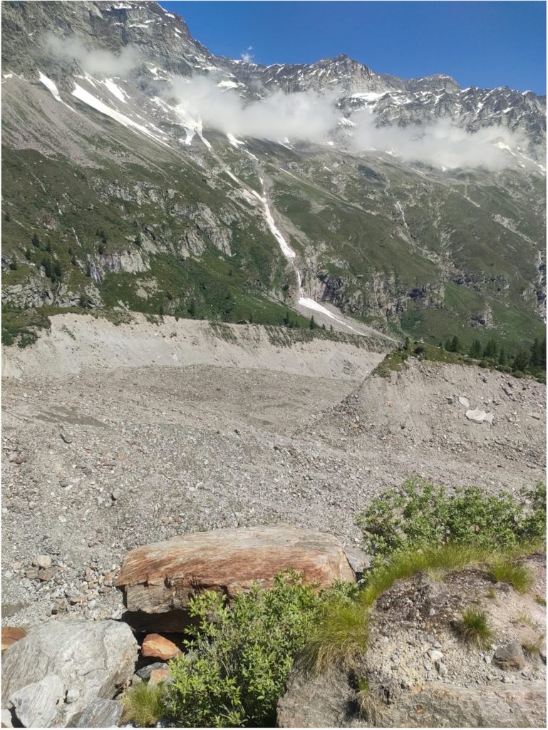 La fronte bilobata del ghiacciaio del Belvedere. Foto di Andrea Greppi