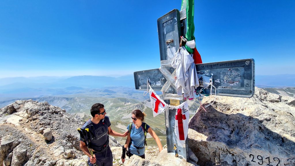 Gran sasso, la croce della Vetta occidentale del Corno Grande. Foto di Stefano Ardito