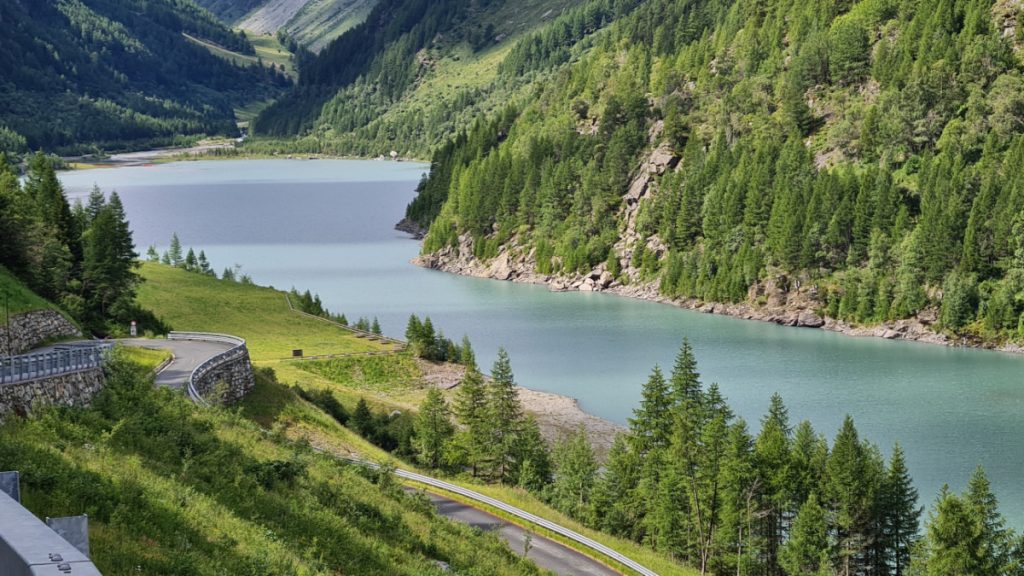Il Lago di Beauregard. Foto di Stefano Ardito