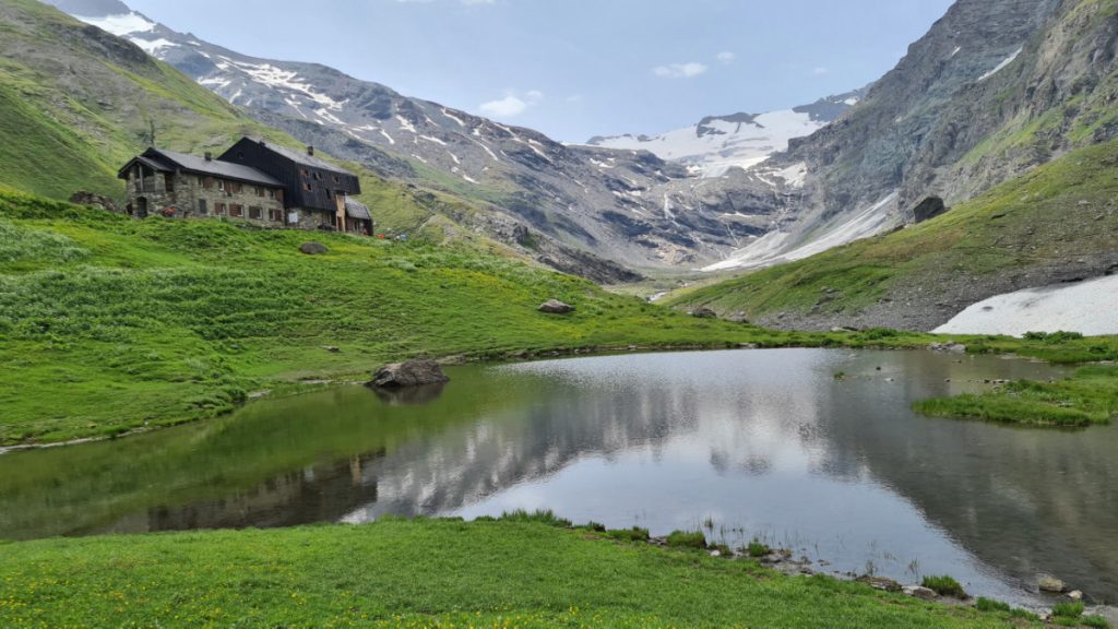 Il rifugio Bezzi. Foto di Stefano Ardito