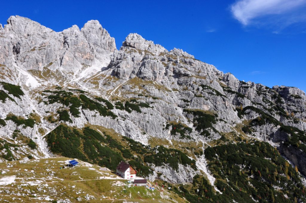 Il rifugio Corsi prima della chiusura. Foto di Stefano Ardito