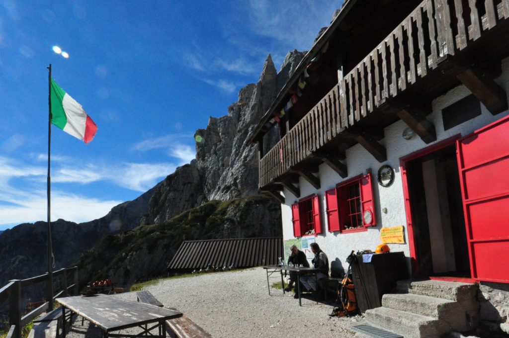Il rifugio Corsi prima della chiusura. Foto di Stefano Ardito