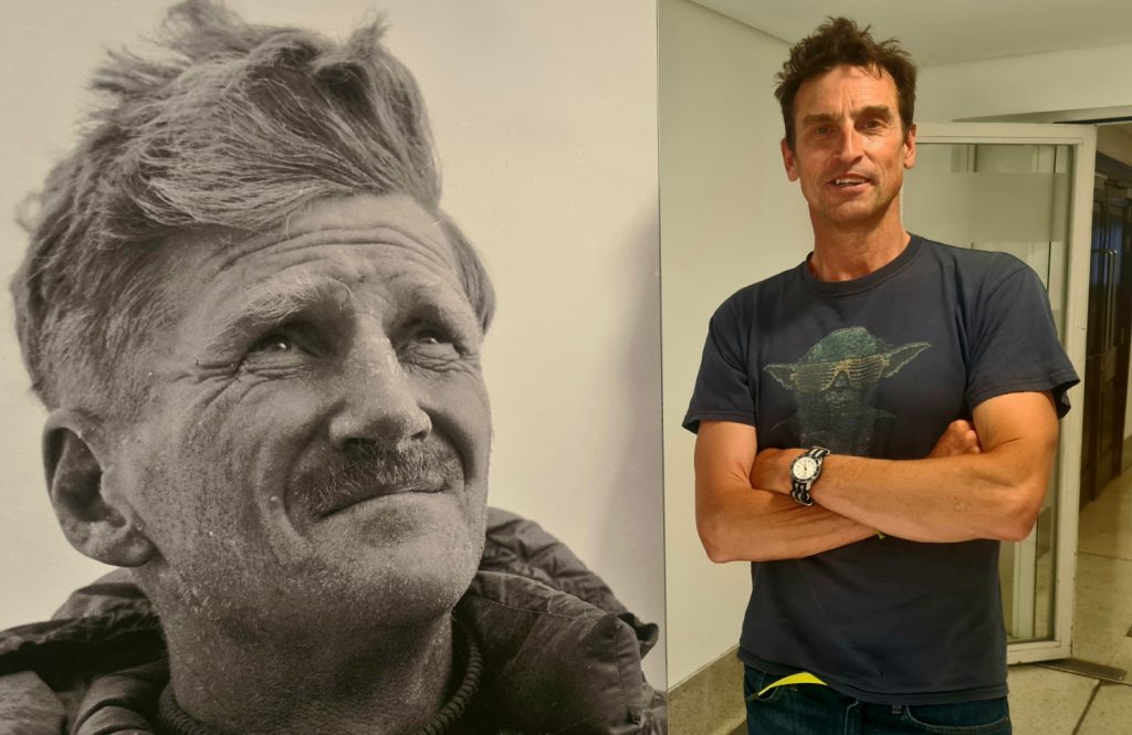 Kenton Cool accanto alla foto di John Hunt. Foto di Stefano Ardito