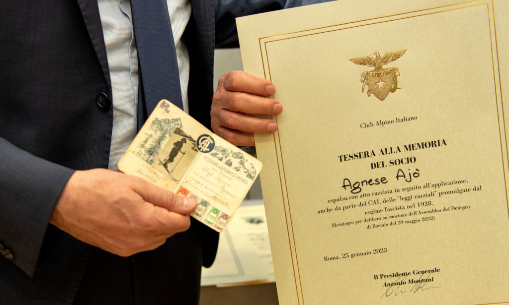 La vecchia tessera di Agnese Ajò, e quella alla memoria