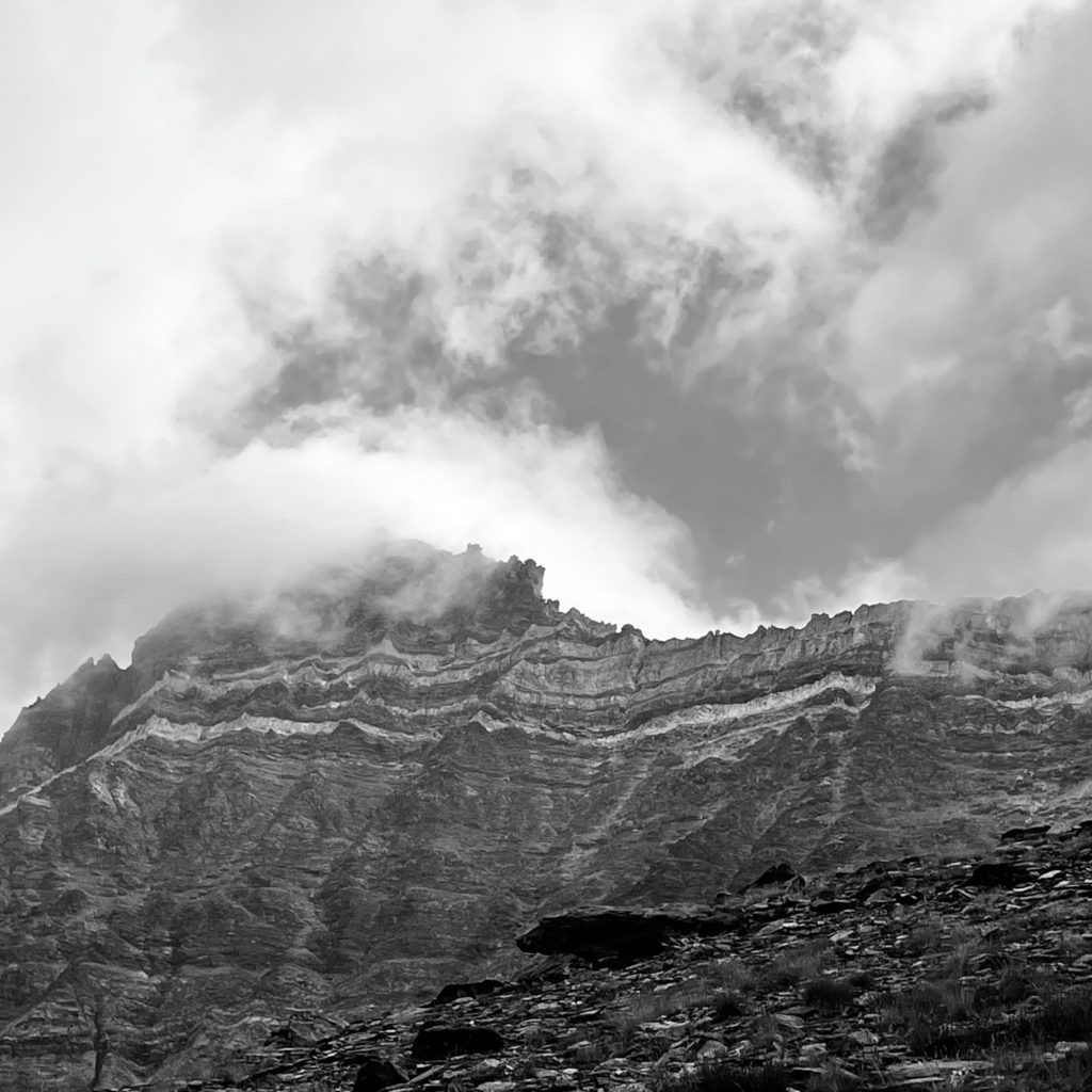 Livelli di marmi chiari ricamano la scura parete di scisto del Pizzo Malenco