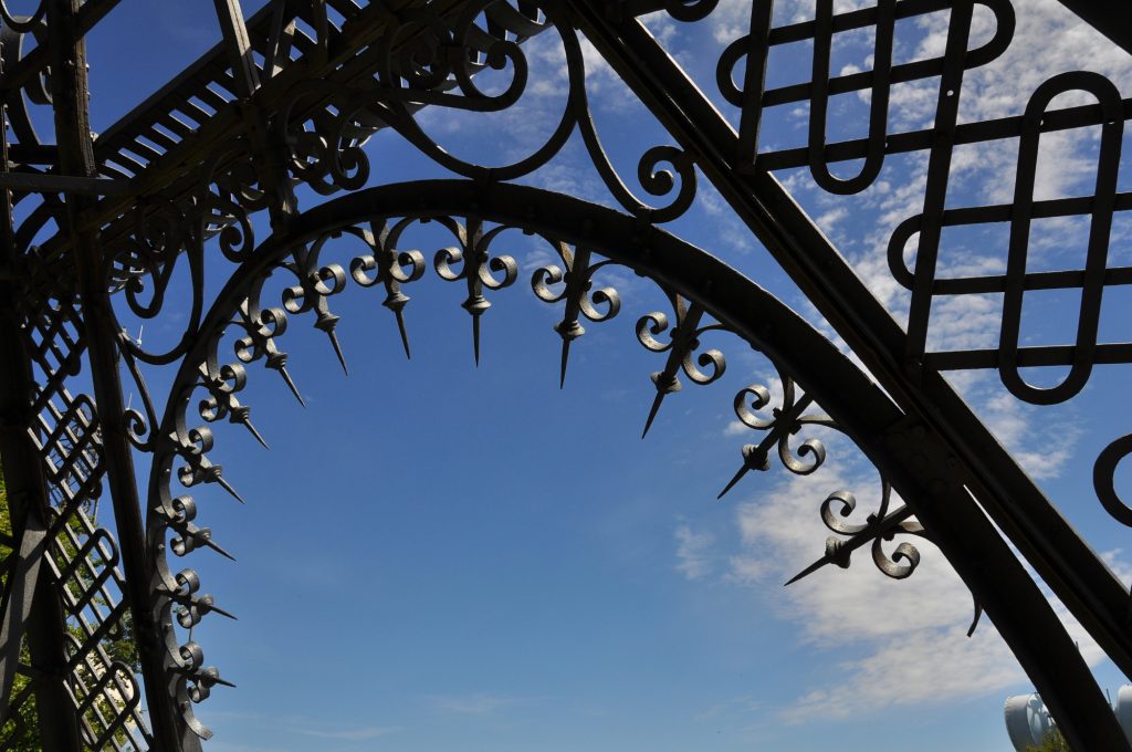 Monte Amiata (Toscana), il basamento della croce. Foto di Stefano Ardito