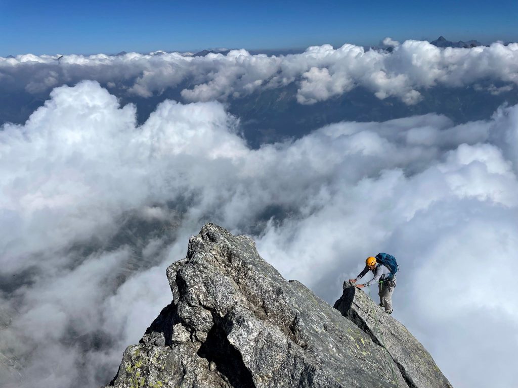 Nuvole e granito sullo Spigolo Nord del Badile. Foto di Michele Comi