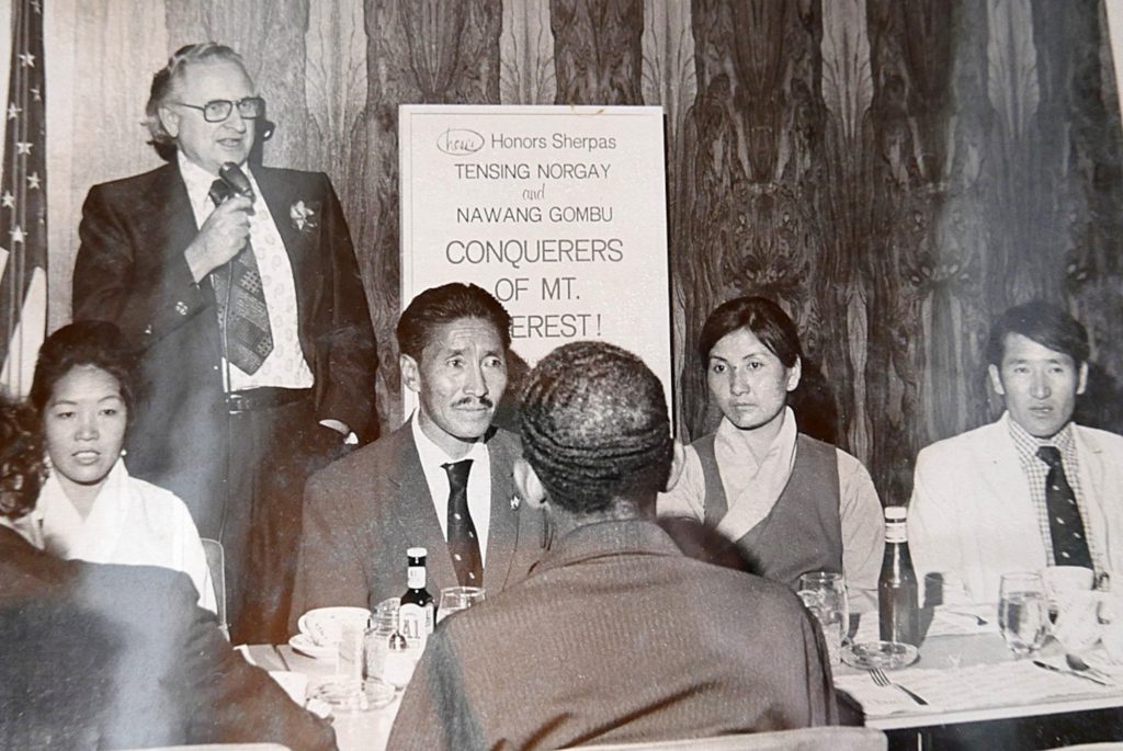 Pranzo negli USA in onore di Tenzing, al centro, e di Nawang Gombu, secondo Sherpa sullEverest