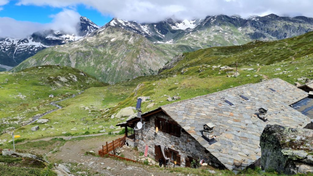 Rifugio Epée de Plontans. Foto di Stefano Ardito