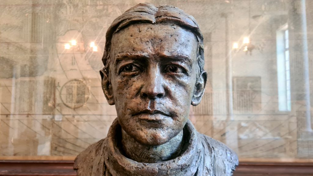 Royal Geographical Society, il busto di Shackleton. Foto di Stefano Ardito