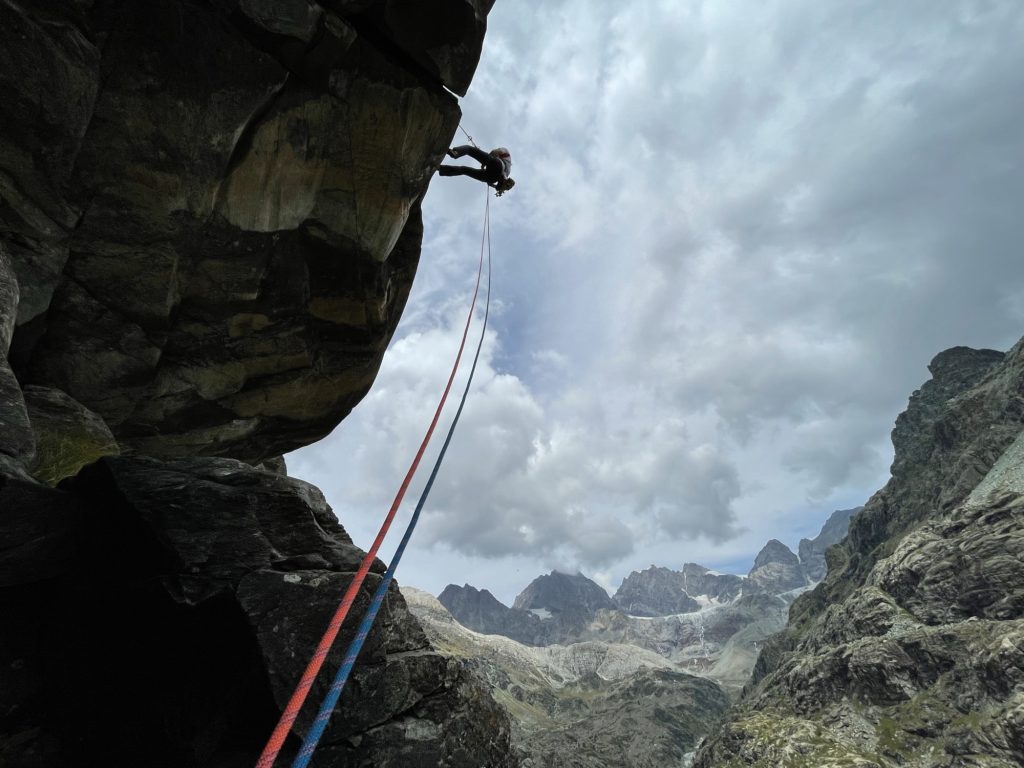Strapiombi di serpentinite, sullo sfondo marmi, gneiss, graniti e dioriti dei colossi del Bernina sullo sfondo