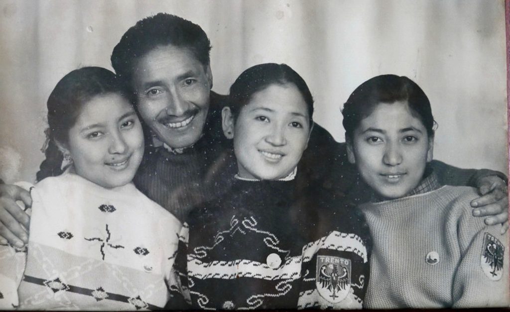 Tenzing con le figlie e la nipote