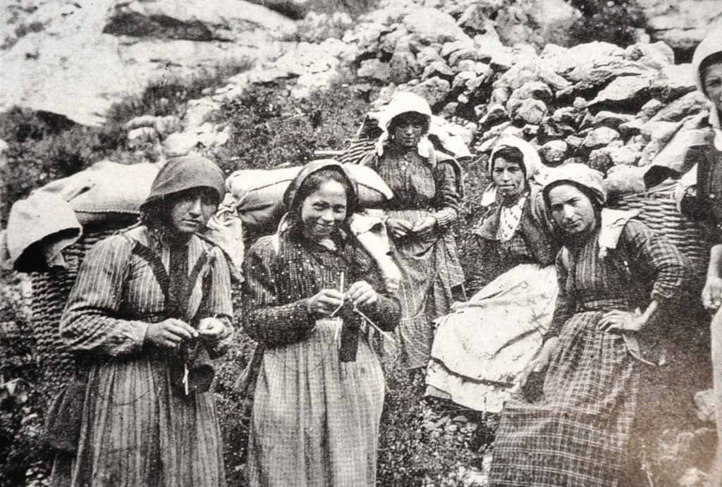 Un gruppo di portatrici carniche nel museo di Forni Avoltri. Archivio Stefano Ardito