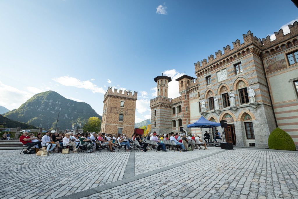 Montagna a teatro: concorso nazionale di drammaturgia di montagna Oltre le nuvole