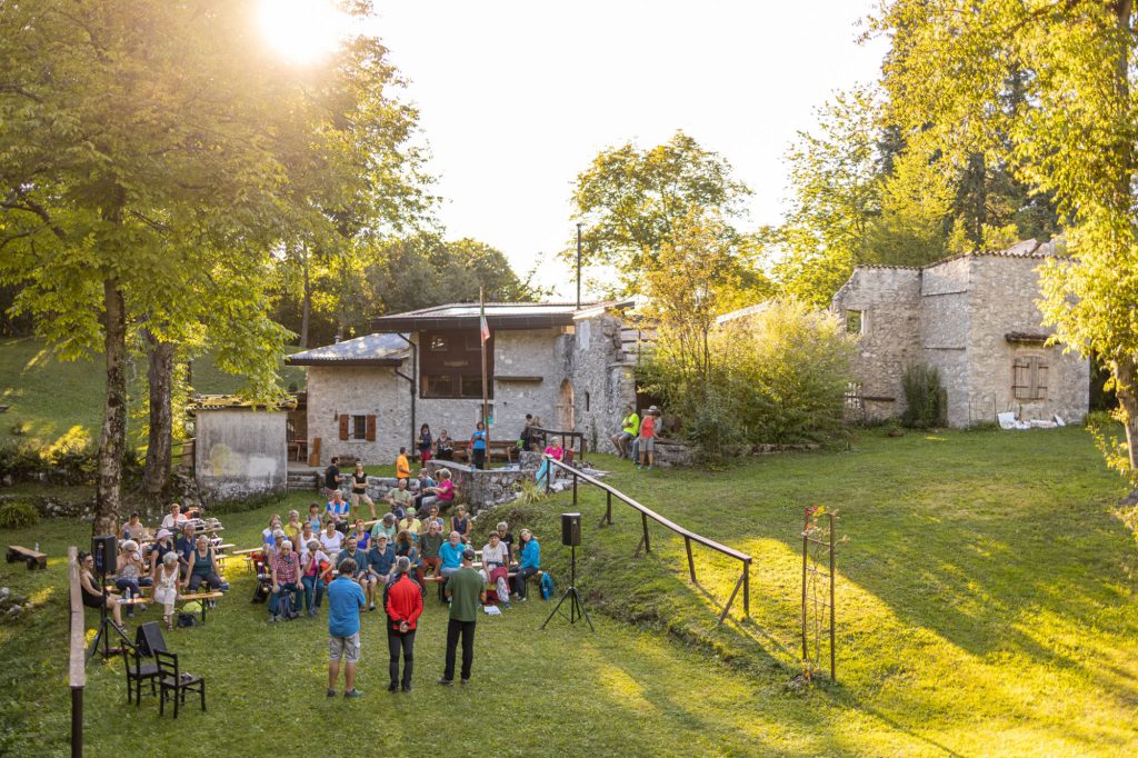 Montagna a teatro: concorso nazionale di drammaturgia di montagna Oltre le nuvole