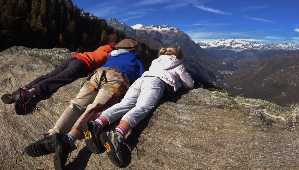 Sguardo dalle rupi di gneiss all