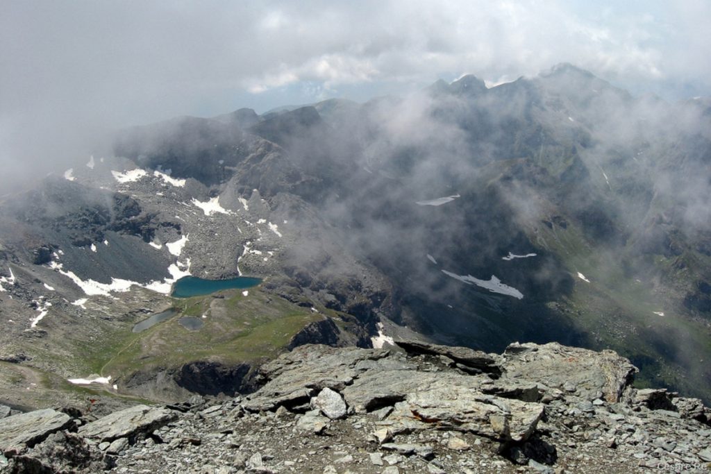 I laghi di Pinter dal sentiero di salita per la Testa Grigia. Foto di Cesare Re