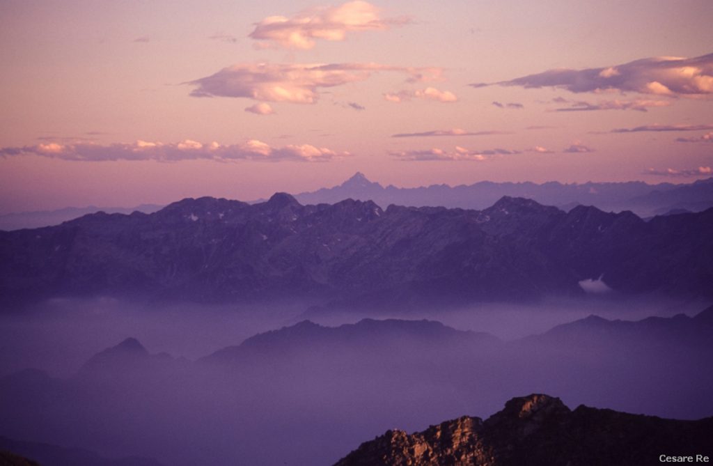 Il Monviso dalla cima della Testa Grigia. Foto di Cesare Re