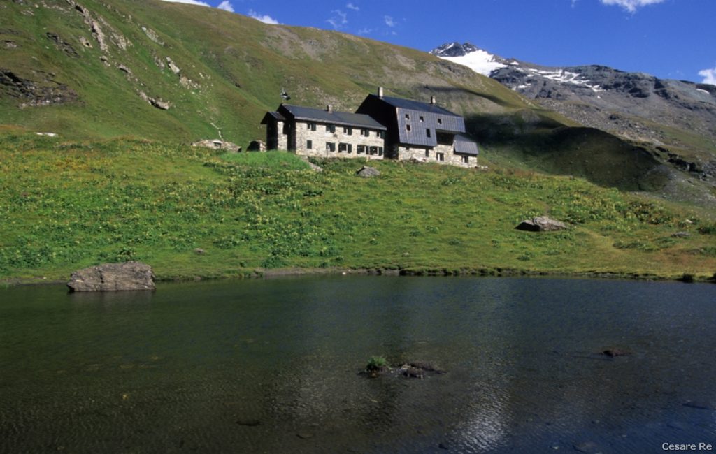 Il Rifugio Bezzi, sulla via di salita per la Becca della Traversière. Foto di Cesare Re