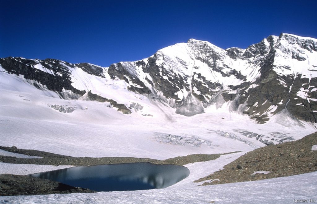 Laghetti di fusione salendo alla Traversière. Foto di Cesare Re