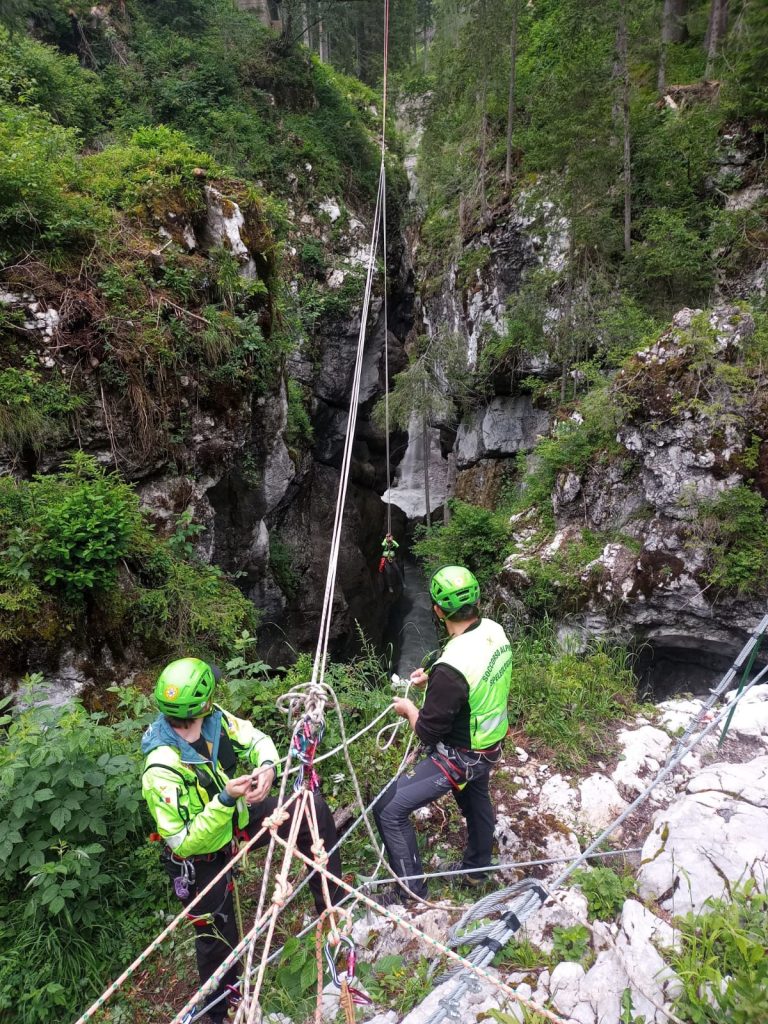 Esercitazione dei soccorritori della stazione di Sappada del Soccorso Alpino e Speleologico prima dell