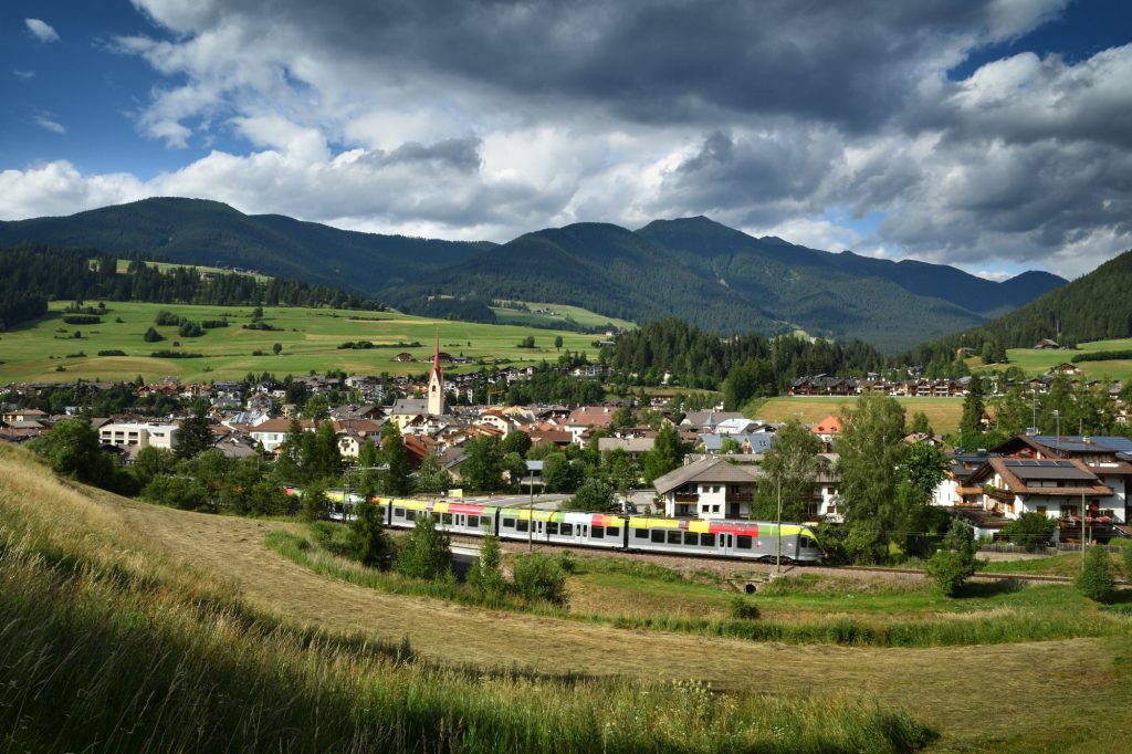 Ferrovia della Val Pusteria nei pressi di Monguelfo. Foto @AdobeStock