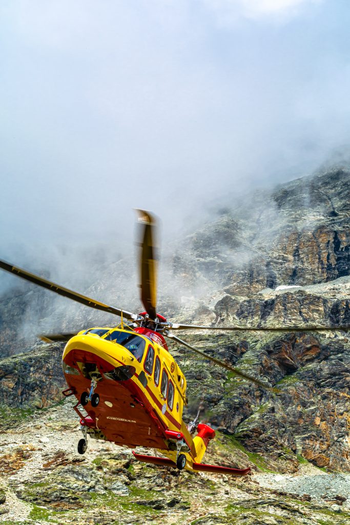 L’intervento dell’elicottero per recuperare un escursionista in montagna. Foto @ Adobe Stock