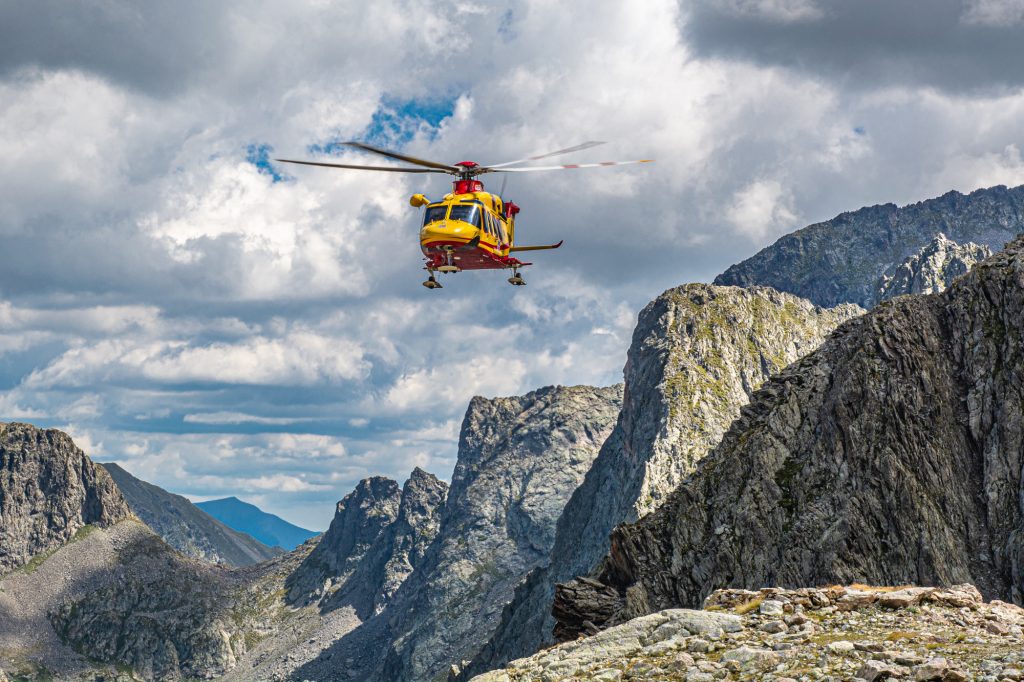 L’intervento dell’elisoccorso al rifugio Pagarì, in alta Valle Gesso nel sud del Piemonte. Foto @ Adobe Stock
