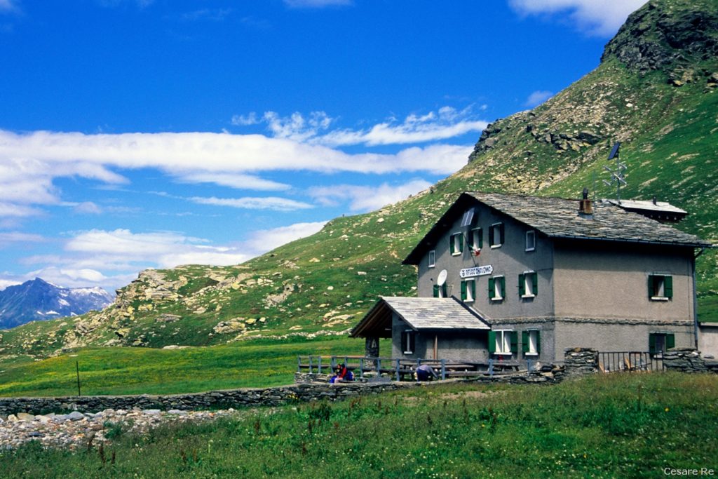 Il rifugio Chiavenna, all’Angeloga. Foto di Cesare Re
