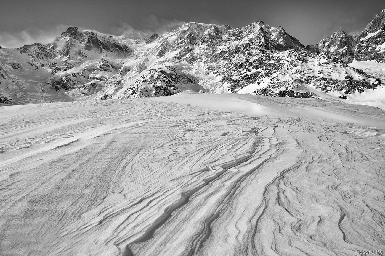 Le linee guida convergono lo sguardo verso il Monte Rosa; sono disegnate dal vento che le ha tracciate sulla neve e sul ghiaccio. Nikon D800; Nikkor 24-70 2,8 AFG. Foto di Cesare Re