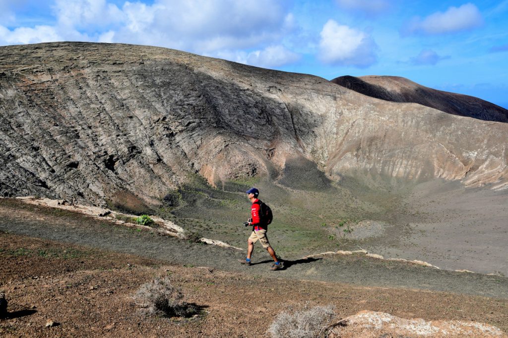 Caldera Blanca, escursionista. Foto di Stefano Ardito