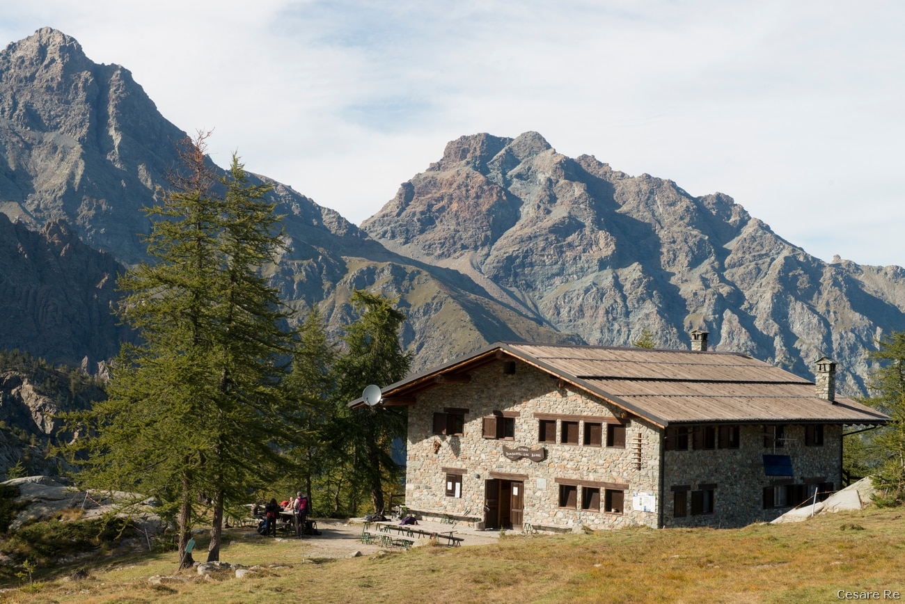 Il rifugio Barbustel (2200 m). Foto di Cesare Re
