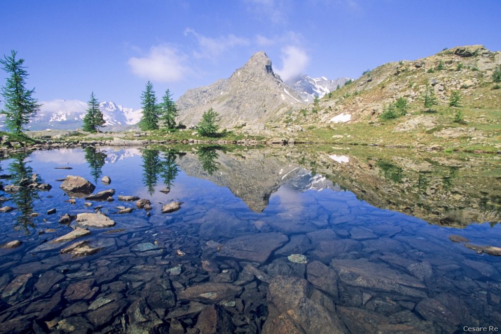 Laghetto di fusione nei pressi del Colle del Lago Bianco. Punta Torretta sullo sfondo. Foto di Cesare Re