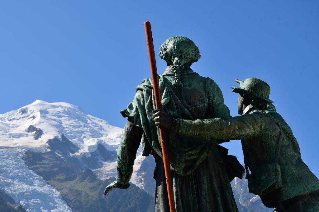 Chamonix, la statua in cui Balmat, suddito del Re di Sardegna, indica la vetta al ginevrino de Saussure. Foto di Stefano Ardito