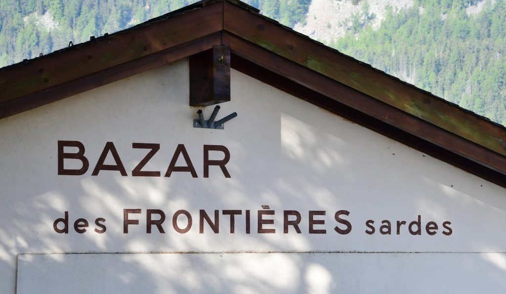 Col de la Forclaz, tra Chamonix e Martigny, un negozio ricorda il Regno di Sardegna. Foto di Stefano Ardito