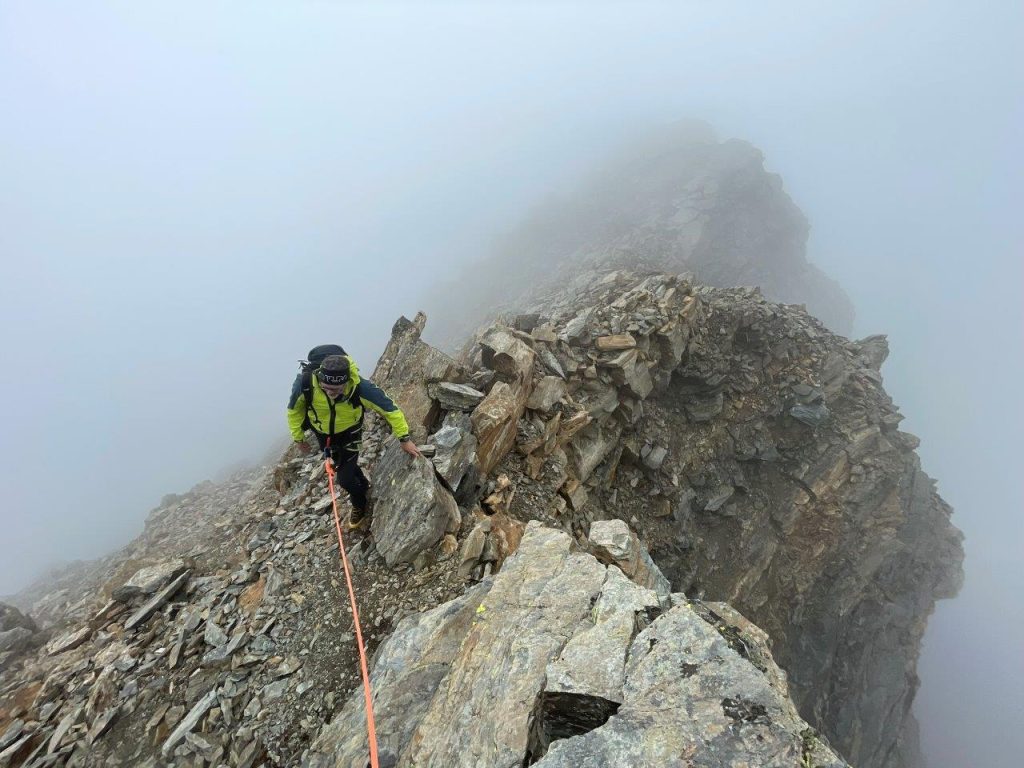 Cresta tra le nebbie. Foto di Michele Comi