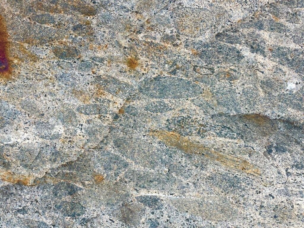 Curiosità petrografiche inattese. Foto di Michele Comi