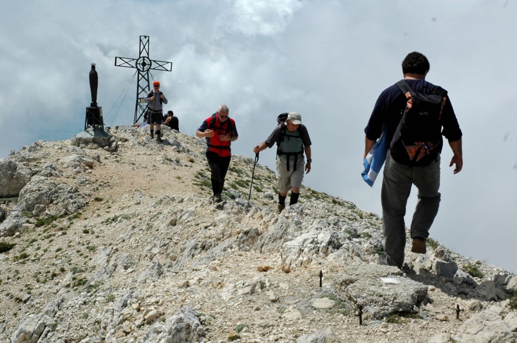 Escursionisti sulla vetta del Velino. Foto di Stefano Ardito
