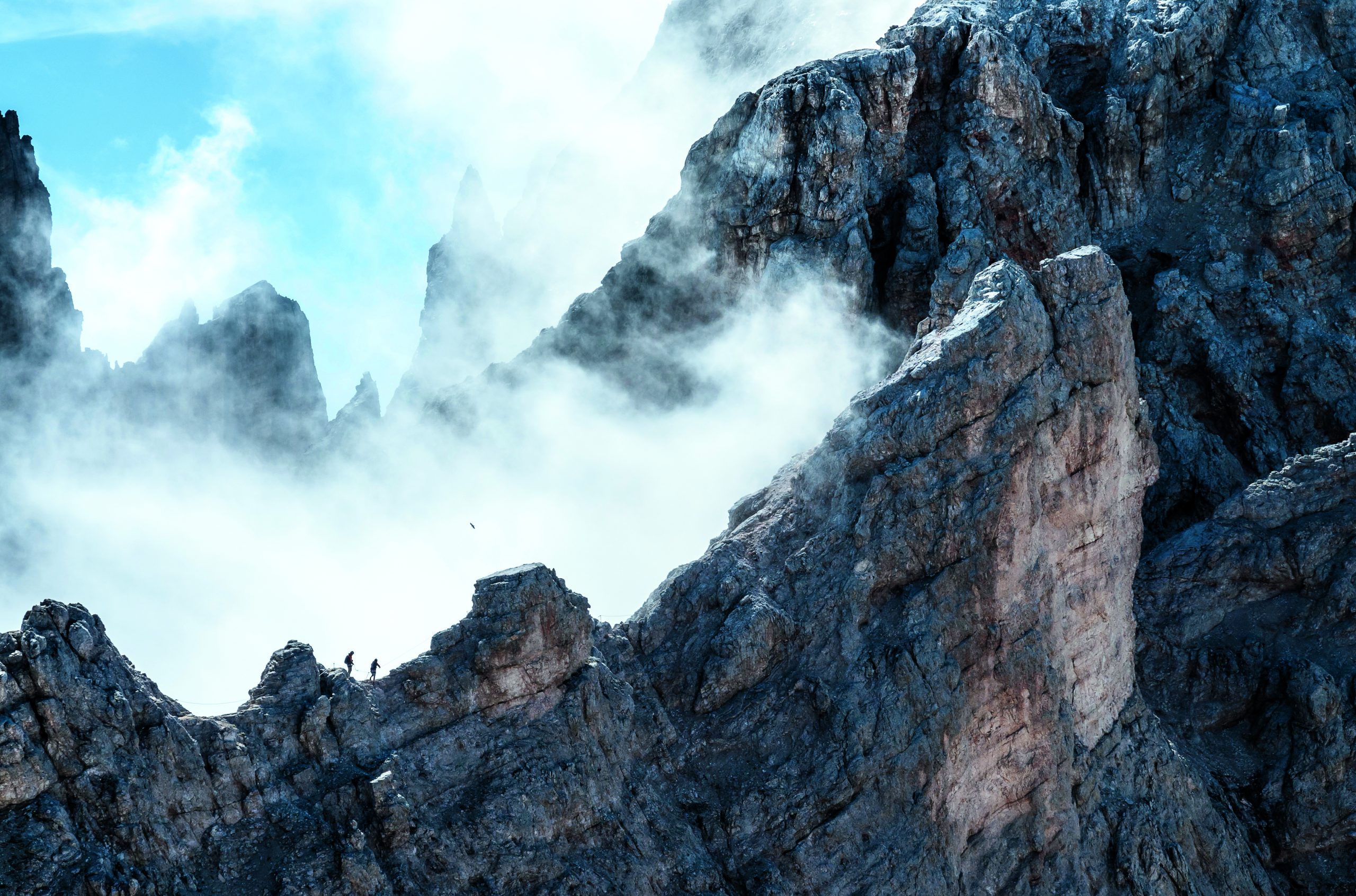 Due escursionisti affrontano il primo tratto della ferrata Marino Bianchi che porta alla Cima di Mezzo del Monte Cristallo. Foto di Giuseppe Ghedina