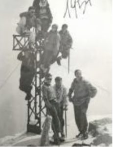 Alpinisti sulla croce della Marmolada nel 1957