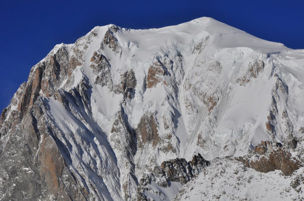 Il Bianco da Punta Helbronner, per le mappe francesi solo il Bianco di Courmayeur (a sinistra) è italiano. Foto di Stefano Ardito