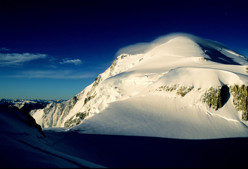 Il Monte Bianco dal Colle della Brenva, secondo le mappe francesi la vetta e il pendio che la raggiunge sono francesi. Foto di Stefano Ardito