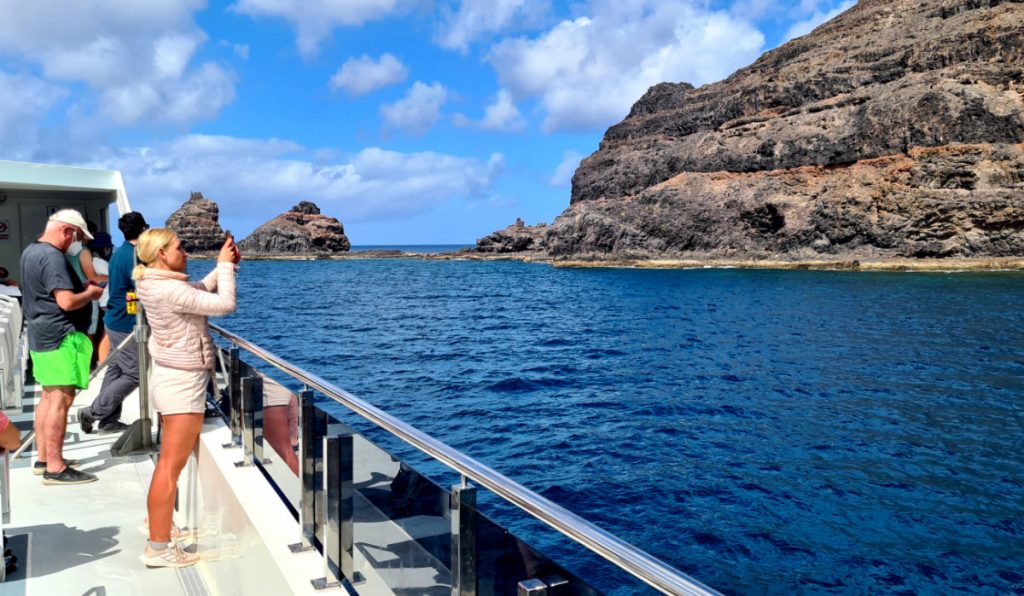 Il battello da Orzola a La Graciosa. Foto di Stefano Ardito