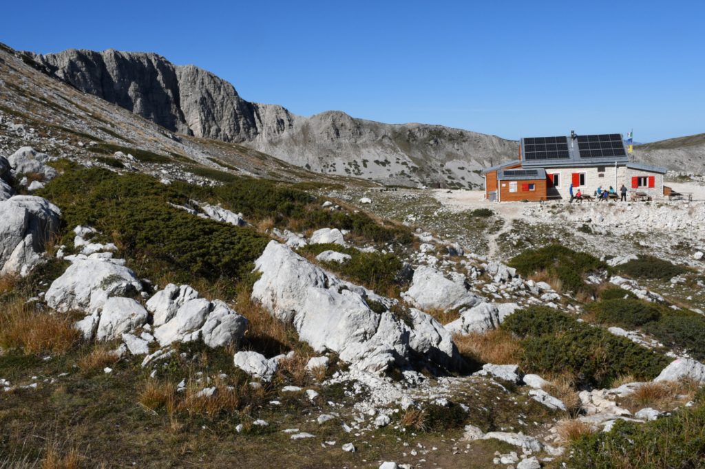 Il nuovo rifugio Sebastiani. Foto di Stefano Ardito