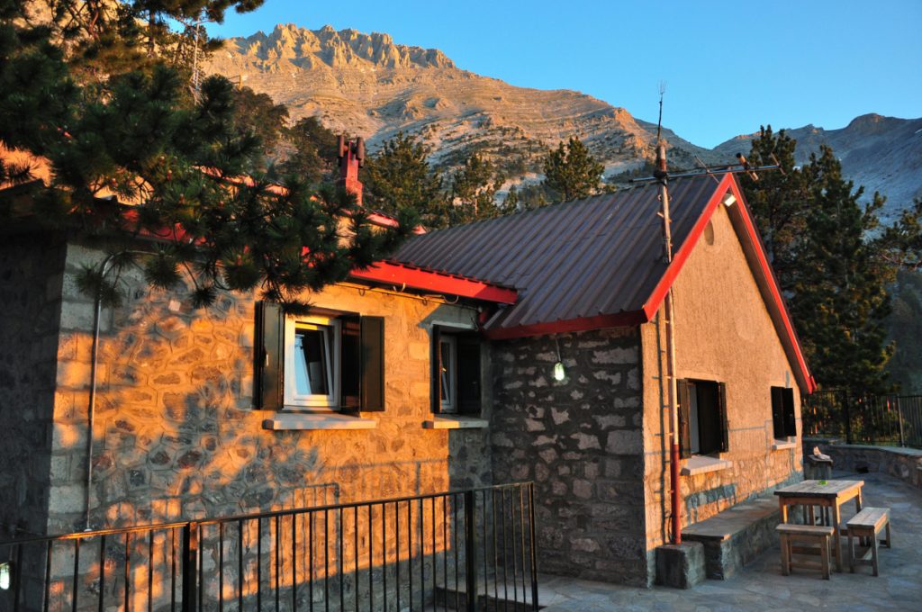 Il rifugio Spilios Agapitos. Foto di Stefano Ardito